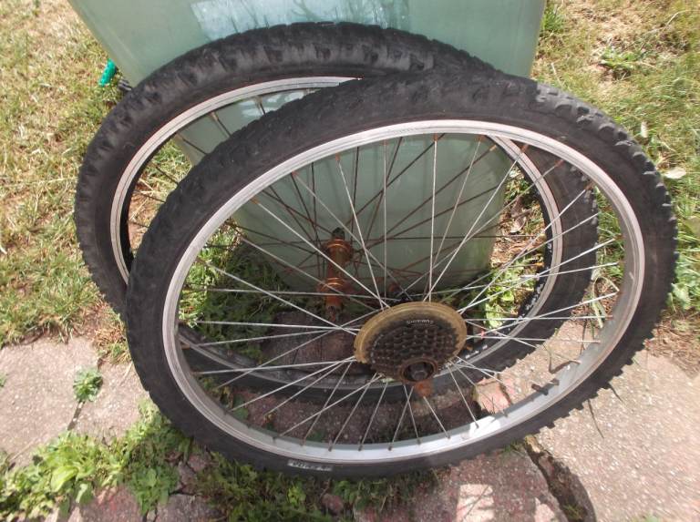 Pair of Bike Wheels with Tyres and Cassette   7 gears– good Condition