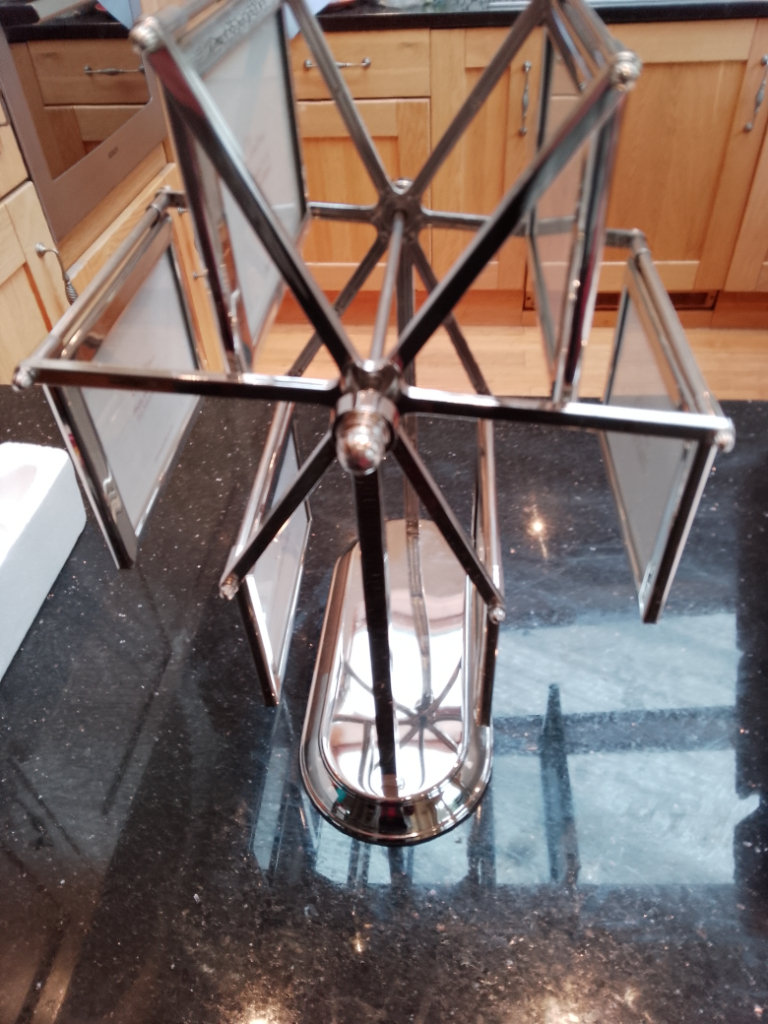 Revolving photograph carousel