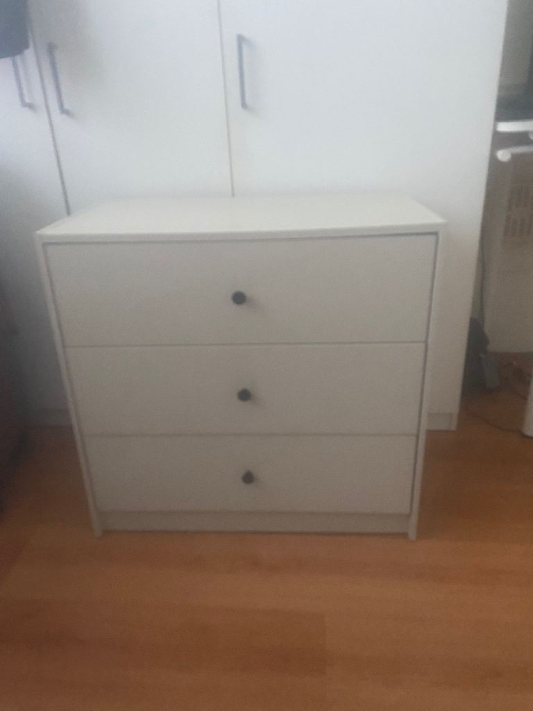 Chest of drawers £40
