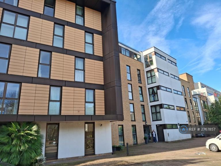 1 bedroom flat in Carter House, London, SW11 (1 bed) (#2767857)