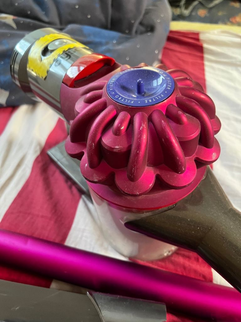 Dyson V7