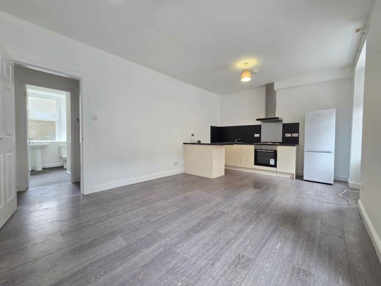 3 bed. ground floor. own door.