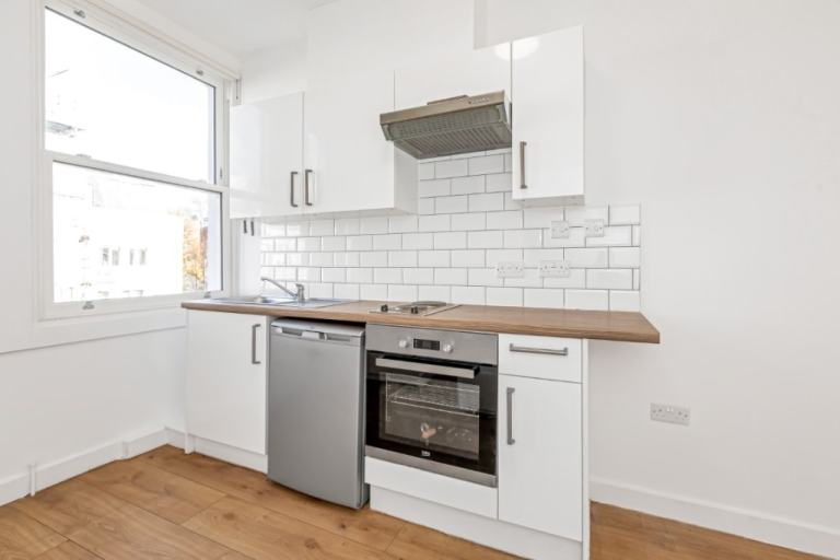  Studio apartment in Warwick Rd, Kensington, Earls Court, SW5-Ref: 1379