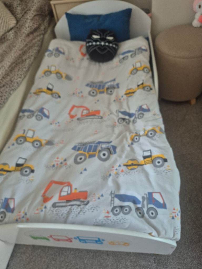 Toddler Bed with Construction Design Duvet – Good Condition