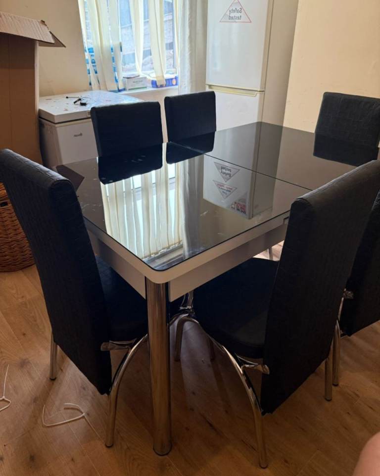Black Glass Extendable Dining Table with 6 Chairs – Brand New – £270