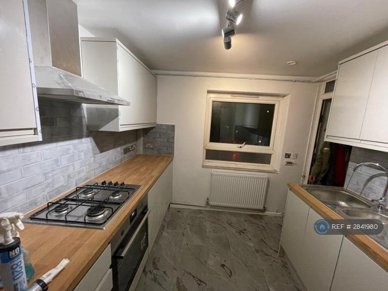 2 bedroom flat in Percy Gardens, Isleworth, TW7 (2 bed) (#2841980)