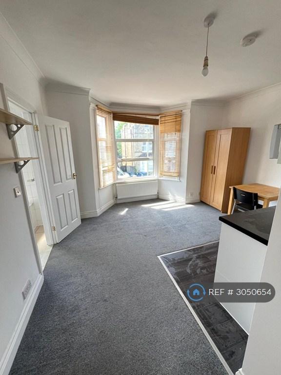 Studio flat in Station Road, London, N3 (#3050654)
