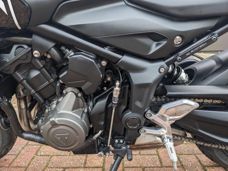 TRIUMPH TRIDENT 660 2024 - BLACK - HEATED GRIPS- 2 SERVICE STAMPS - QUICKSHIFTER