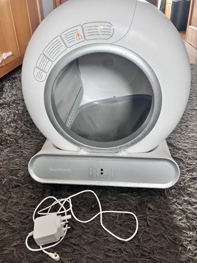 Self cleaning cat litter box