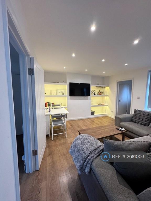 2 bedroom flat in Westwood Court, London, SW19 (2 bed) (#2681003)