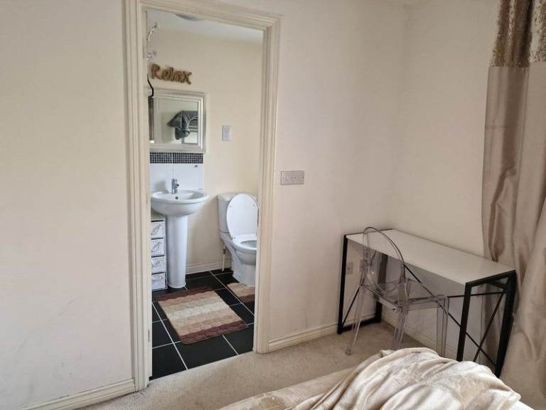 4-Bed, 4 bath Property with C2 Planning - For children's home or supported living