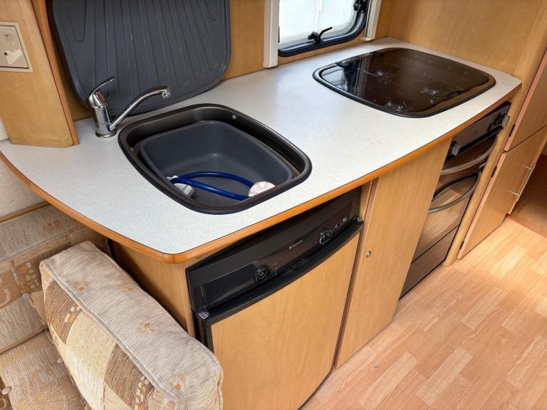  BAILEY PAGEANT BURGUNDY -FIXED BED CARAVAN WITH CORNER WASHROOM & MOTORMOVER