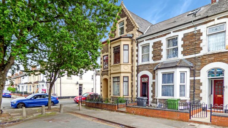 1 bedroom flat in 38 Beauchamp Street, Cardiff, CF11 Book Online - The Rent Guru {105}