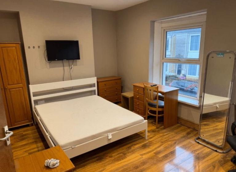 Modern 2-Bedroom Flat | Furnished | Fitted Kitchen | Parking | Brunswick Street, Wales - SA1