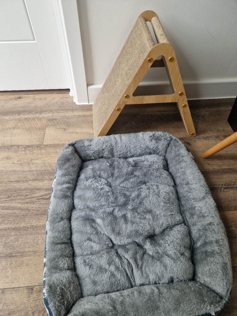 Pet bed and nails scratcher 