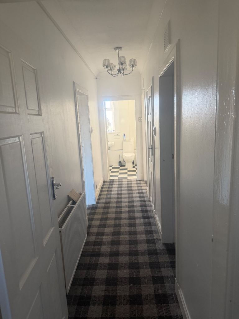 2 bedroom lower cottage flat & gardens