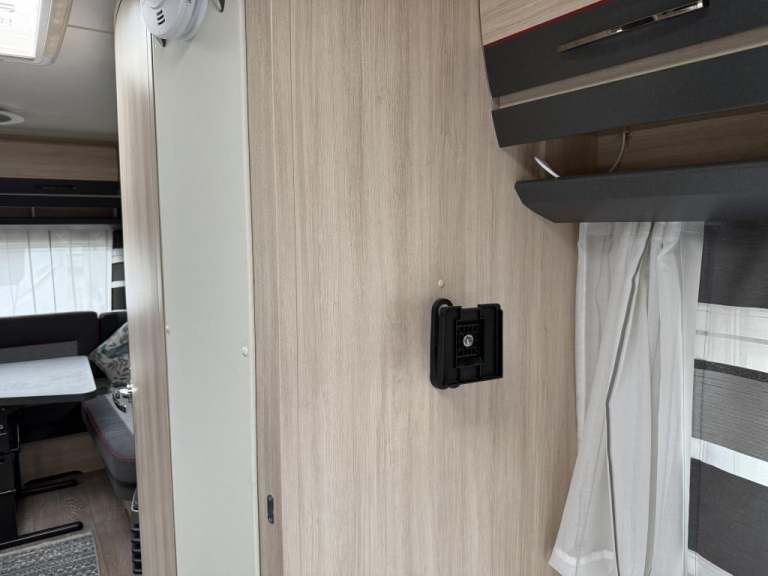 2018 HOBBY De Luxe Edition 495 UL fixed single beds