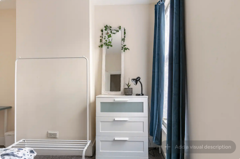 Double room in cosy shared home for one person in Edmonton