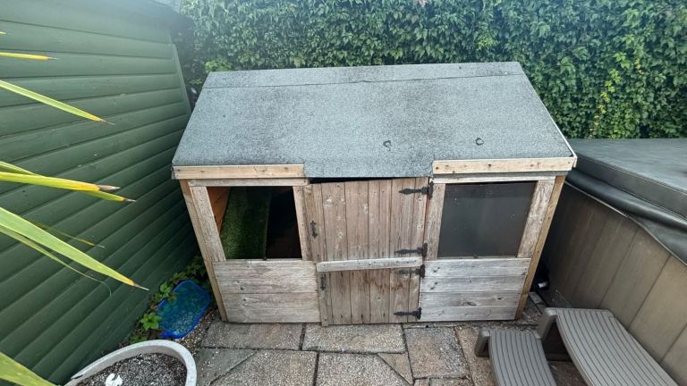 SmallPlay shed or rabbit hutch 