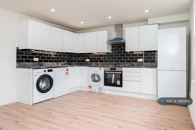3 bedroom flat in Dowdeswell Close, London, SW15 (3 bed) (#2916489)