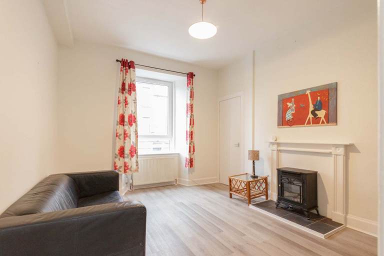 Superb, 1 bedroom flat with box room in Gorgie – available October