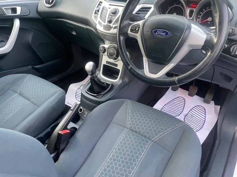 FORD FIESTA 1.2 ZETEC 12 REG WHITE 3 DOOR 12 MONTHS MOT TAX £165 LOW INSURANCE 50+MPG