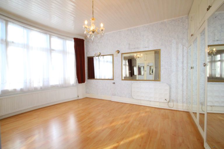 Chain free! Hane Estate Agents are pleased to offer a spacious 4 bedroom semi-detached house. 