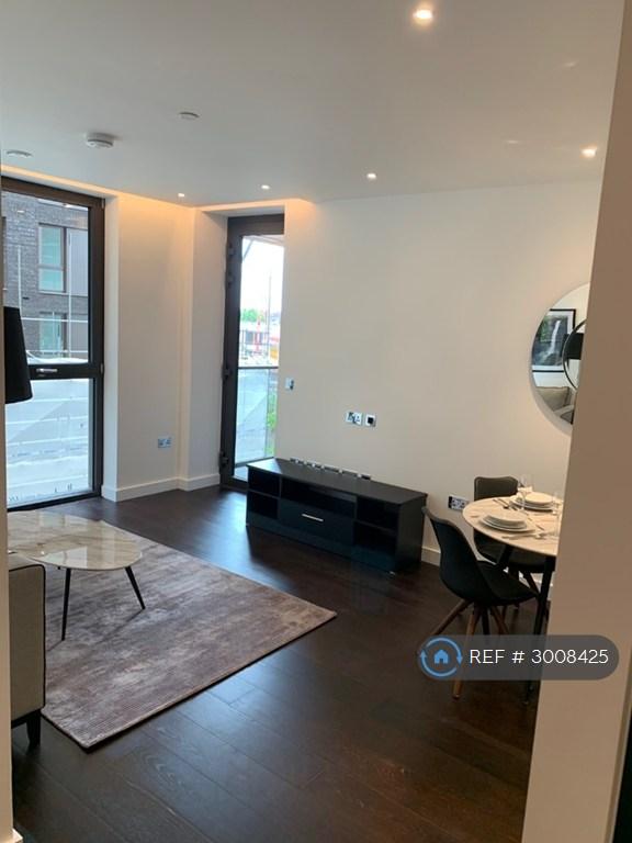 1 bedroom flat in Ponton Road, London, SW11 (1 bed) (#3008425)