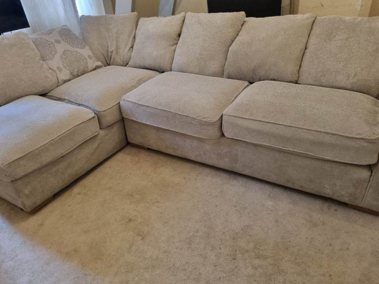 Corner sofa L shape  good condition dlevery available 