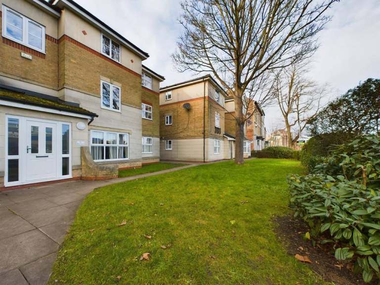 2 bed furnished flat in central Hull with parking