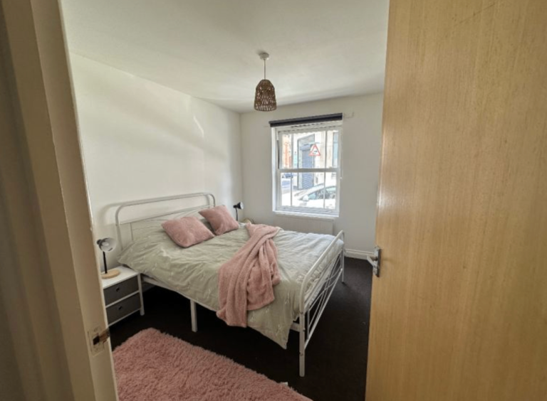 Modern 2-Bedroom Flat | Furnished | Fitted Kitchen | Parking | Pelham Road, Southsea, Hampshire- PO5
