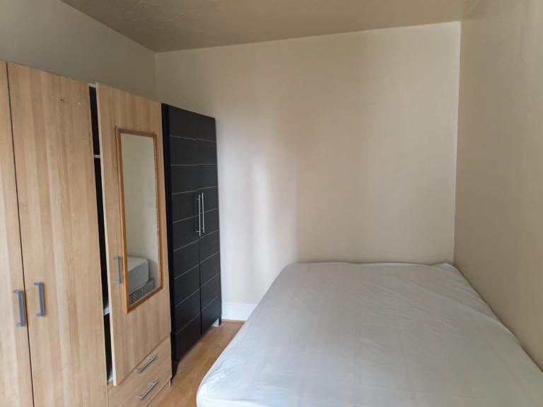 Bright & Furnished Double Rooms Available in Friendly Shared Home