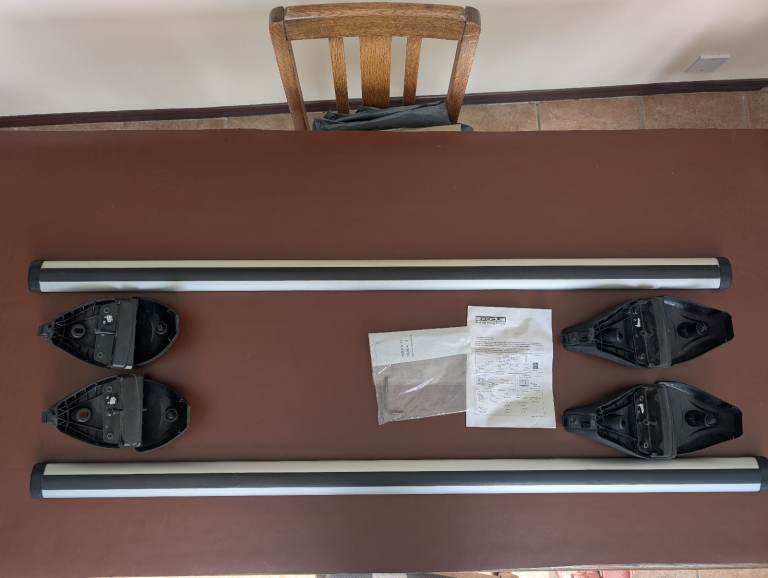 Exodus roof bar fitting kit and pair of aero roof bars