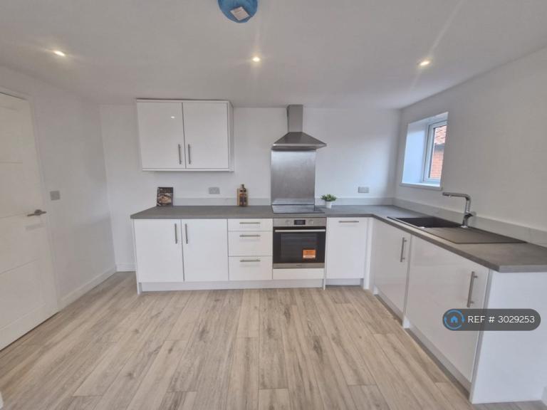 1 bedroom flat in Market Street, Wymondham, NR18 (1 bed) (#3029253)