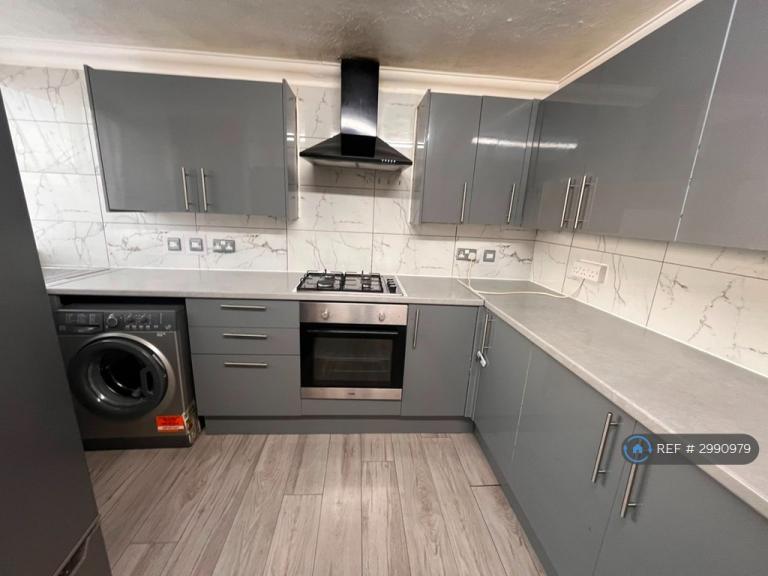 3 bedroom flat in Greenwich Heights, London, SE18 (3 bed) (#2990979)