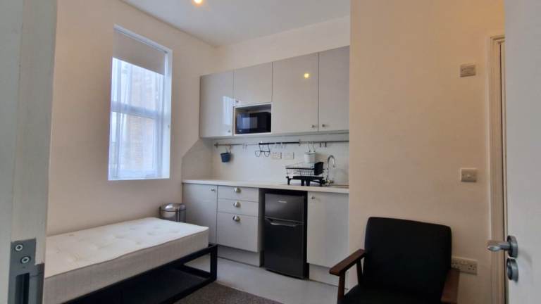 Newly Renovated First Floor Rear Studio Flat to Rent, Chatsworth Road, Hackney E5