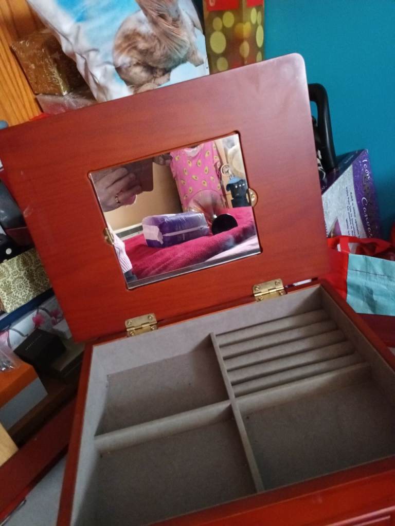 BEAUTIFUL JEWELLRY CABINET AS NEW