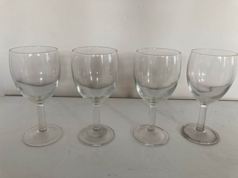 BRAND NEW Unused 4 x Wine Glasses – collect only 