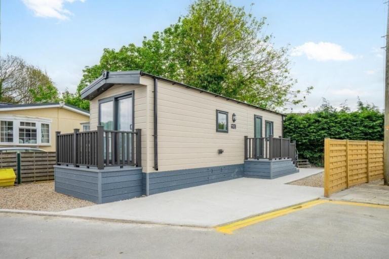 Elm Avenue, Acaster Malbis in York  - Lodge / Caravan 