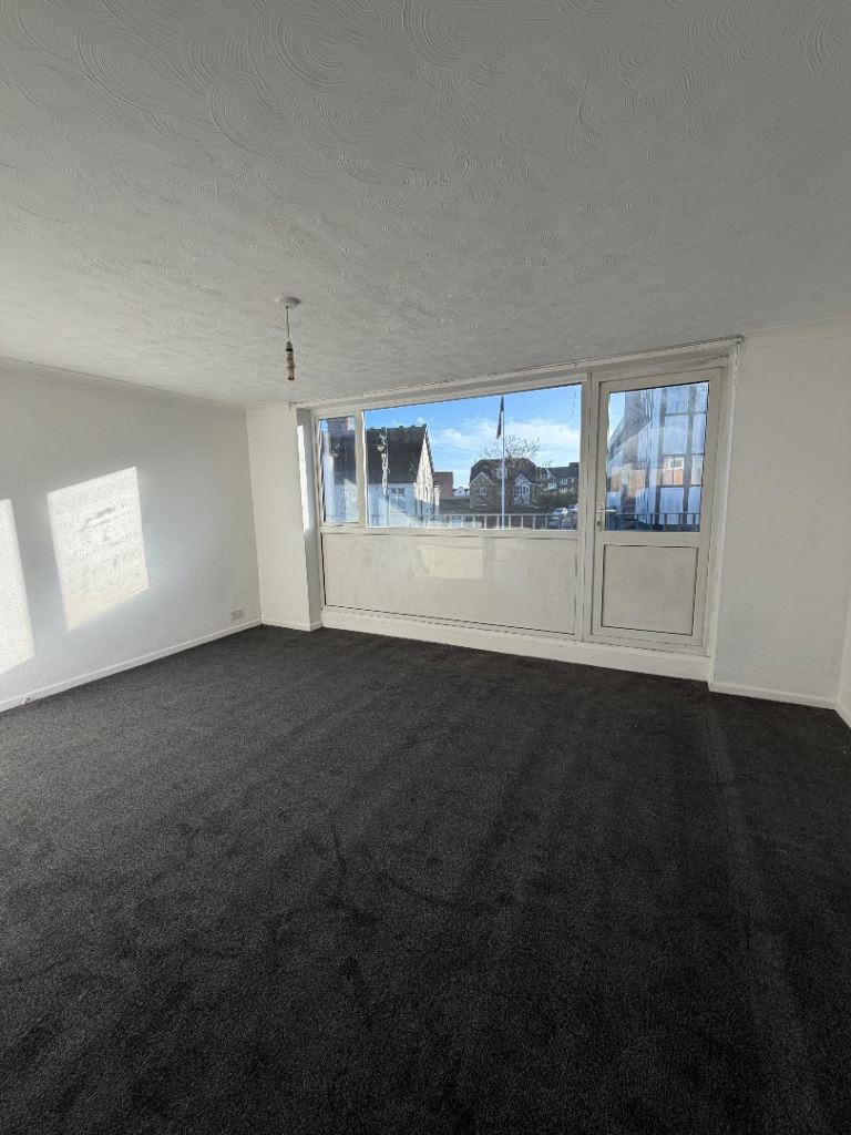 Three Bed Flat in Rayleigh SS6 7BU