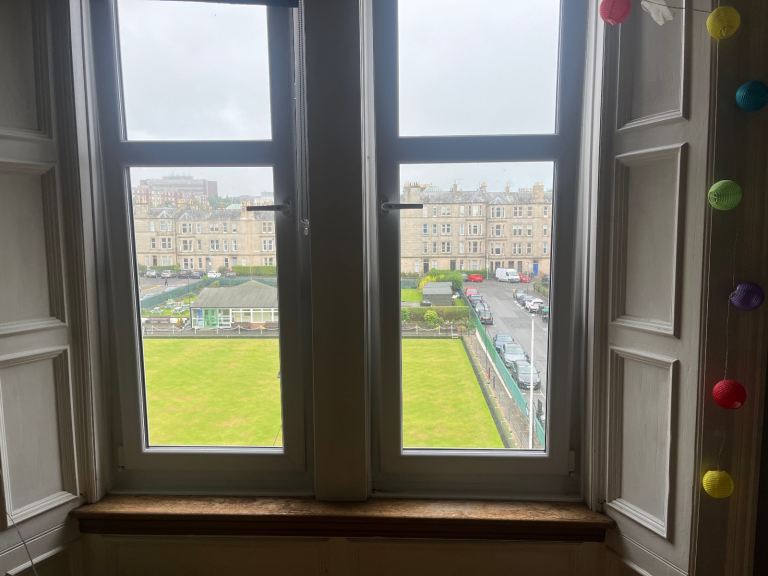 2 bed flat available Oasis weekend