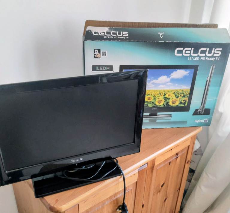 Celcus 19" LED HD ready tv + remote + manual + indoor aerial + box