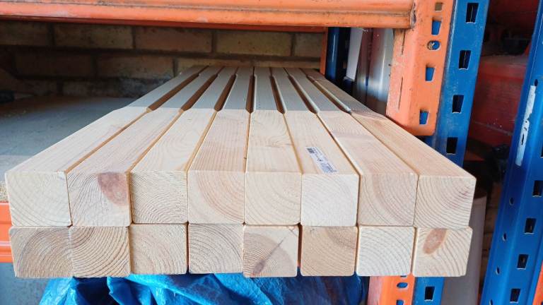 16x Pine stair spindles 41x895mm