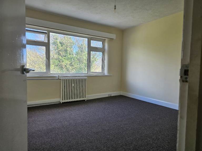 2 bed flat to let - £675 per month - heating and hot water included 