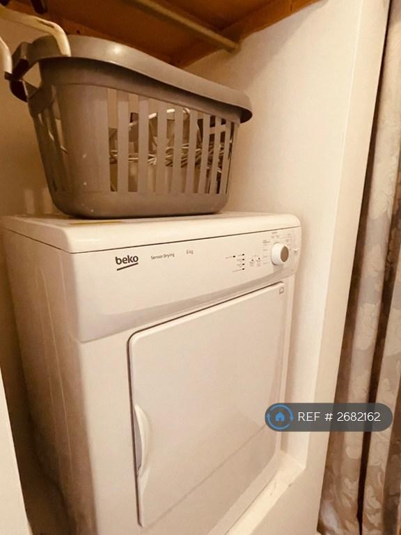 1 bedroom flat in Manchester Road, Huddersfield, HD4 (1 bed) (#2682162)