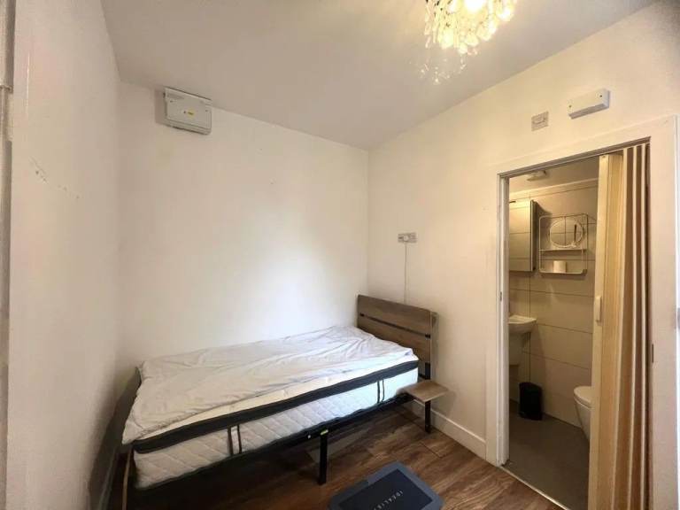 Ground Floor Studio on Gordon Road, TW3