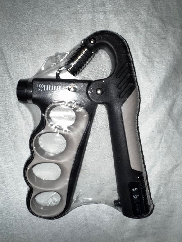 Adjustable hand grip 