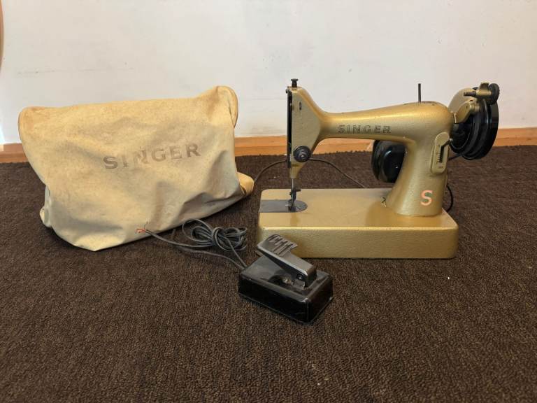 Antique vintage Singer 98k sewing machine