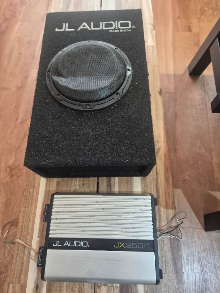 Car subfoofer and amp