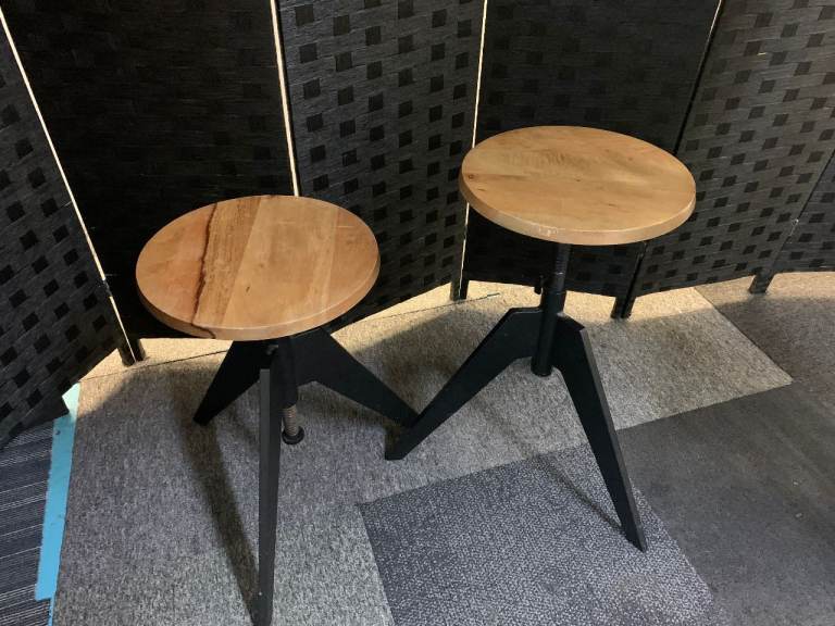 Screw adjustable stool Wood top and metal black legs